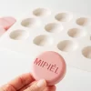 Mini jabones redondos personalizados con logotipo para hoteles y amenities, fabricados con molde de silicona personalizado de 24 cavidades Ø40 x 10 mm.