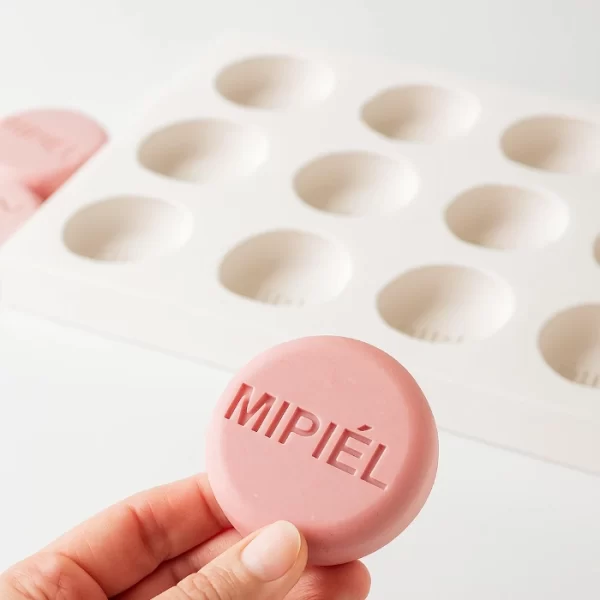 Mini jabones redondos personalizados con logotipo para hoteles y amenities, fabricados con molde de silicona personalizado de 24 cavidades Ø40 x 10 mm.