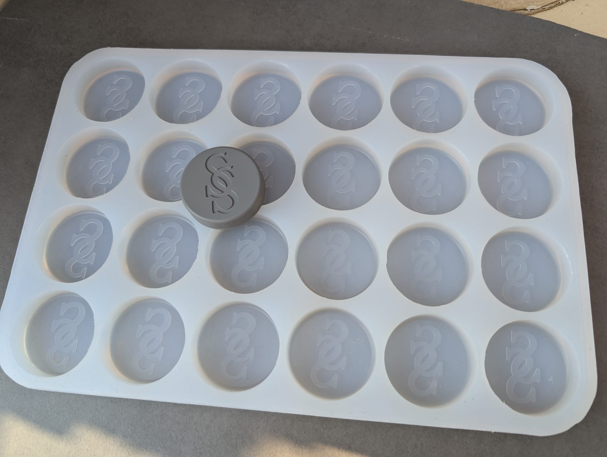 ¿Buscas un molde de silicona personalizado con tu logo? Modelo maestro impreso en 3D de alta resolución para fabricar moldes alimentarios profesionales para mantequilla y chocolate.