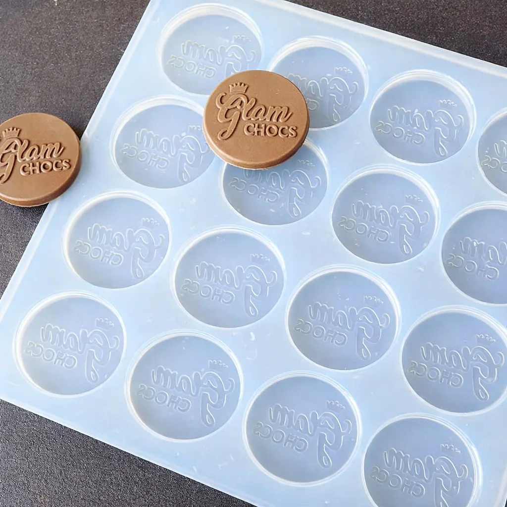 Molde de silicona personalizado para chocolate con logo, 16 cavidades Ø30 x 3 mm, fabricación profesional para chefs y marcas