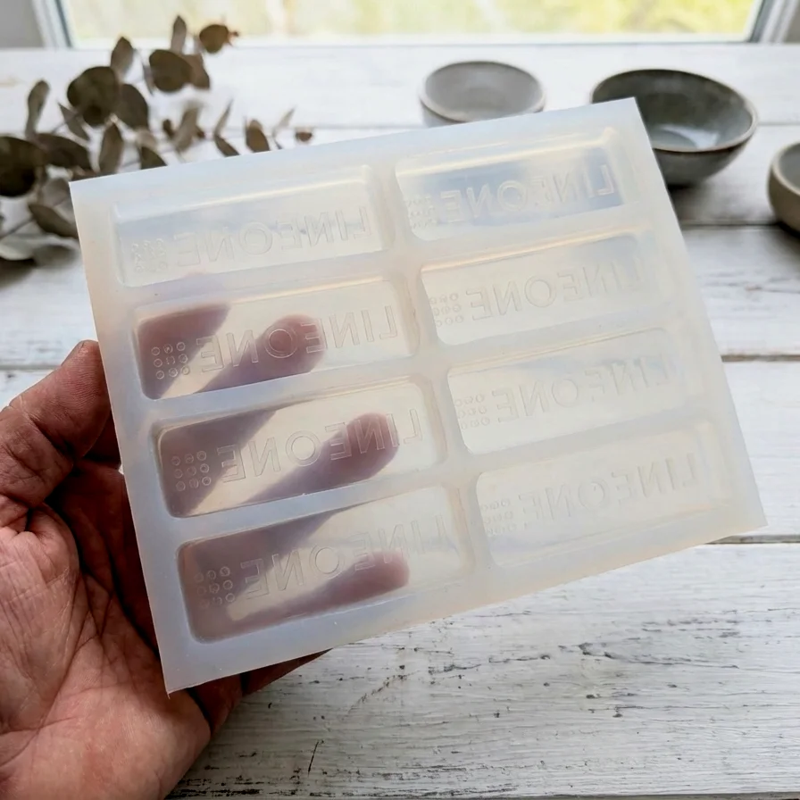 Molde de silicona alimentaria para mantequilla con relieve personalizado y acabado limpio.