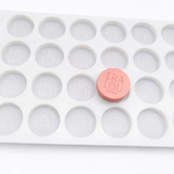 Molde de silicona personalizado para mini jabones Ø40x10mm con 24 cavidades y logotipo, ideal para producción profesional